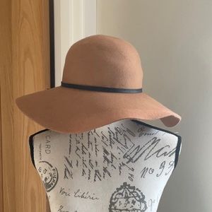 Old Navy 100% Wool, Faux Leather Trim, Broad Rimmed Floppy Sun Hat. S